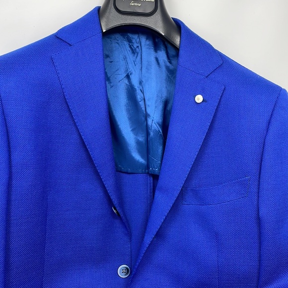 Perfect & gorgeous! Unconstructed blue blazer. Top of the chain! 3 button. - Picture 13 of 16